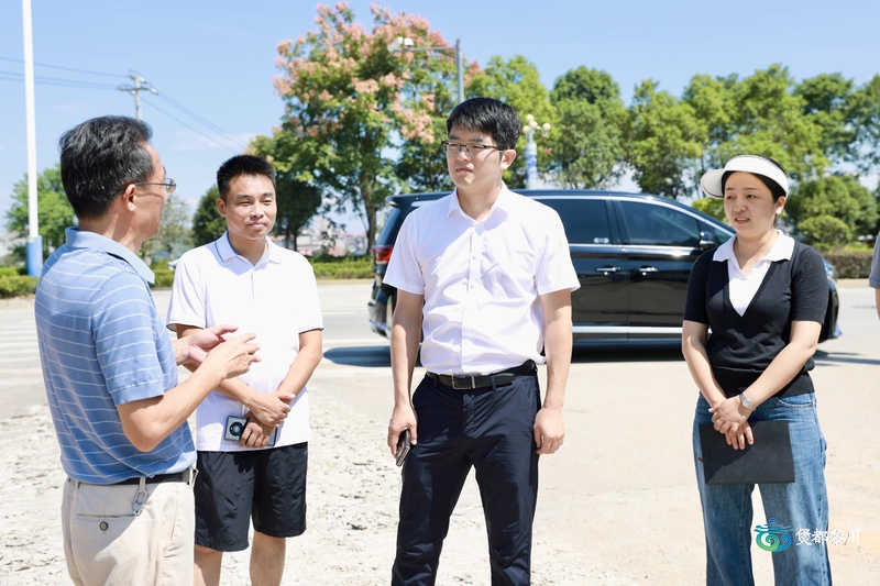 縣委副書記、縣長萬國輝深入日峰鎮、潭溪鄉調研督導群眾身邊不正之風和腐敗問題集中整治工作
